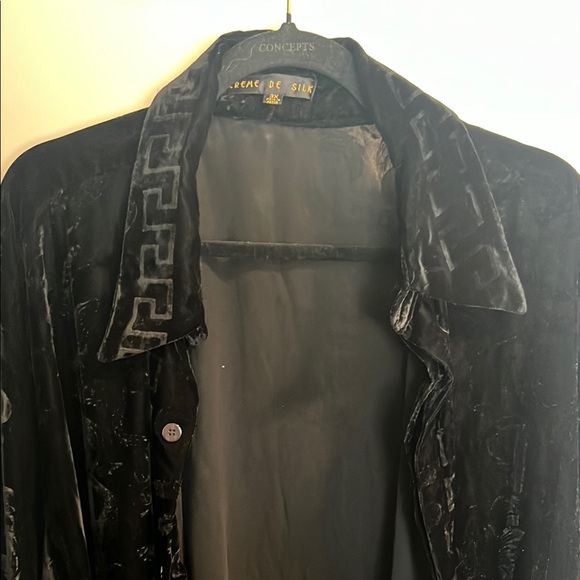Black Velvet Blazer with Classic Silhouette - Picture 5 of 5